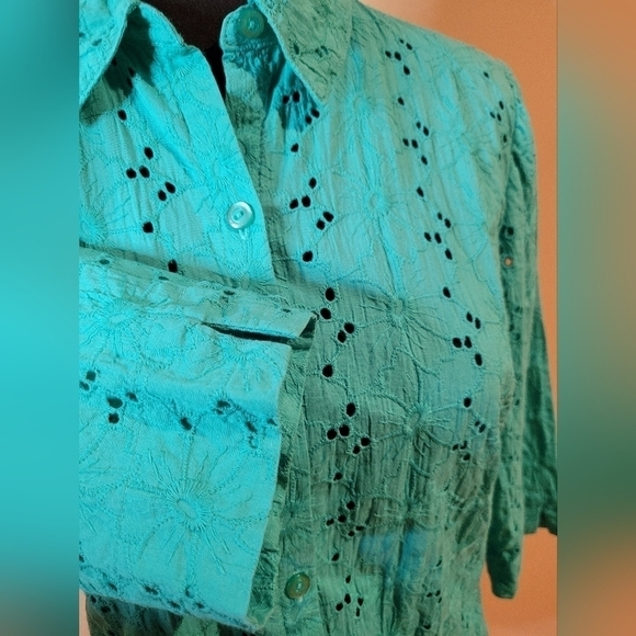 COLLECTION BY JENNIFER MOORE Eyelet Cut-Out Button-down Shirt, Green, Size 10P - Picture 7 of 11